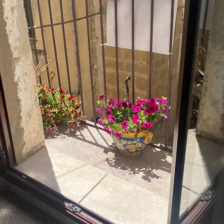 Casa La Ninfea Intera Casa ベッド・アンド・ブレックファスト カルタジローネ